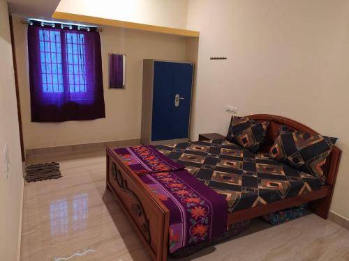 Giường trong phòng chung tại Sun Deluxe Villa, Yercaud
