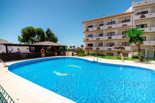 בריכת השחייה שנמצאת ב-Calahonda apartments - Los Jarales או באזור
