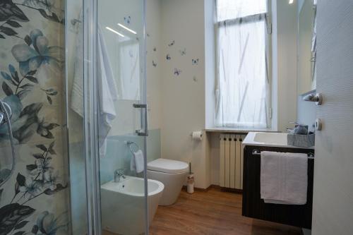 een badkamer met een douche, een toilet en een wastafel bij [Camelia Suite] Leonardo Academy, MXP & Lakes in Sesto Calende