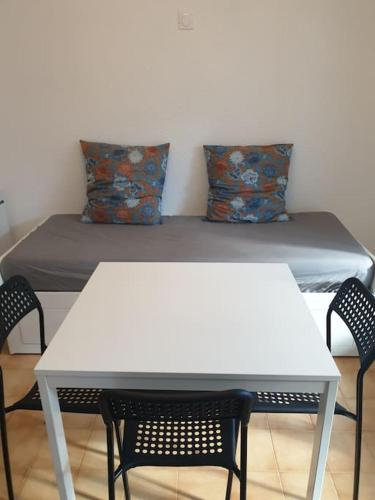 - une table et deux chaises avec un lit dans une chambre dans l'établissement Studio 4 personnes avec jardinet à 2 pas des plages 