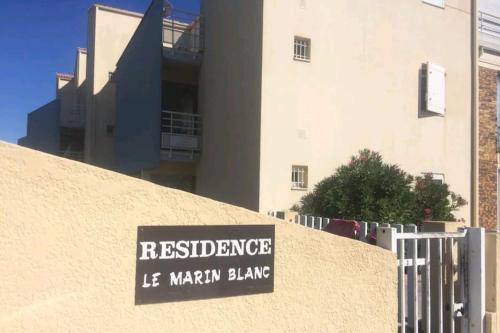 a sign on the side of a building that reads resistance lb main blake at Studio 4 personnes avec jardinet à 2 pas des plages "Chez Manon" in Carro