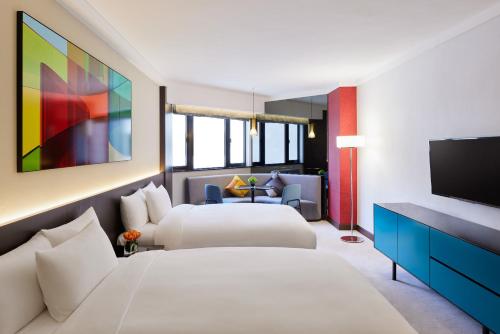 Habitación de hotel con 2 camas y TV de pantalla plana. en Prince Hotel, Marco Polo, en Hong Kong