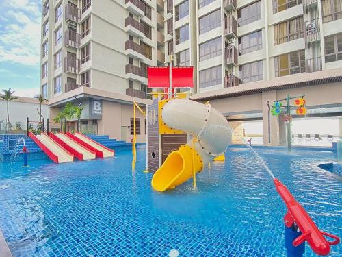 een zwembad met een glijbaan in een gebouw bij Bali Residence I Luxury 2BR I 6-10pax I Jonker St I Water Park I City Centre by Jay Stay in Melaka