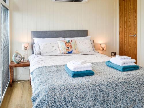 sypialnia z łóżkiem z 2 poduszkami w obiekcie The Seaview Snug w mieście Whithorn