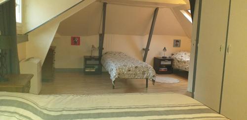 une chambre avec deux lits dans une pièce dans l'établissement Maison de ville avec patio, au Havre