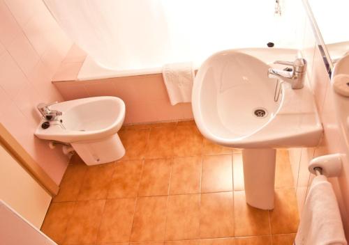 a bathroom with a sink and a toilet at Insotel Club Maryland in Playa Migjorn