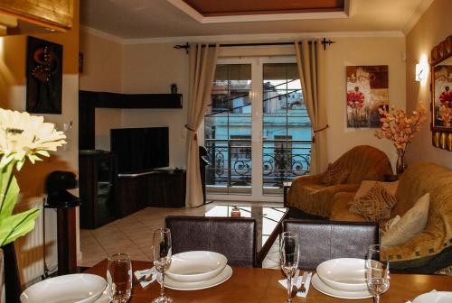 StDenis Townhouse Maisonette in the City Center with Exceptional Hospitality By Villa Mana Gers