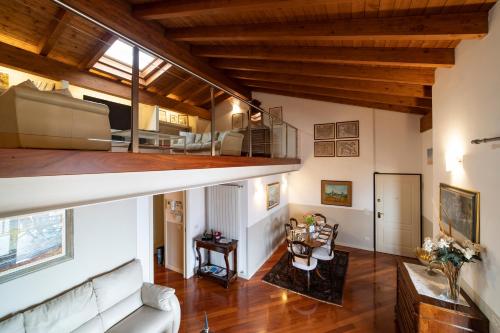 Una cocina o cocineta en ROMANTIC LAKE VIEW HOUSE