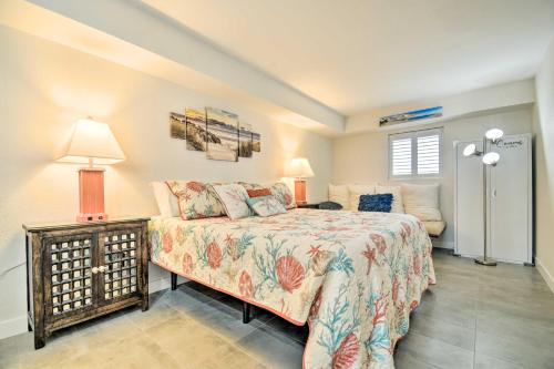 1 dormitorio con 1 cama grande y 1 sofá en Oceanfront Resort Condo in North Myrtle Beach en Myrtle Beach