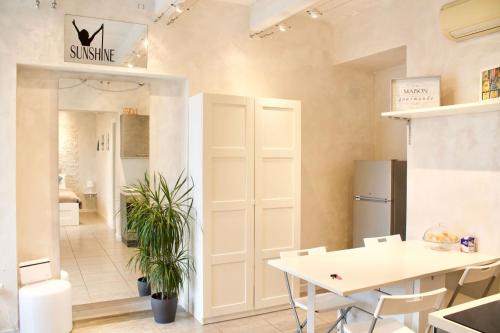 Zimmer mit einem Tisch und einem Kühlschrank in der Unterkunft La Casetta del Marinaio in Fano