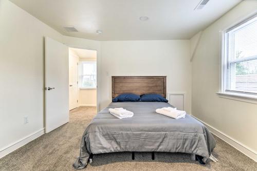 1 dormitorio con 1 cama con 2 toallas en Pennsylvania Vacation Rental Close to Hiking, en York