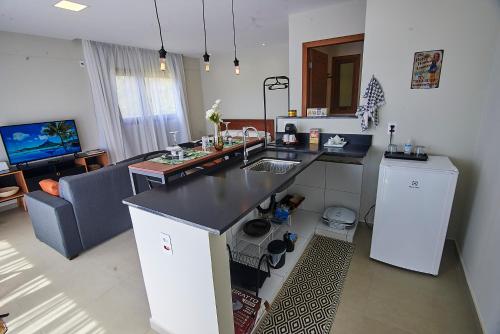 a kitchen and living room with a counter top at Recanto dos Ipês 1 in Domingos Martins