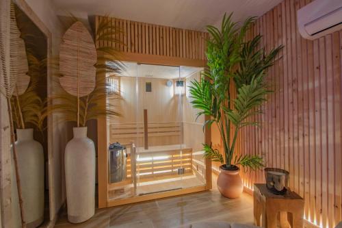 キュエールにあるLES BAINS D’EROSの2つの大きな花瓶と窓のある部屋