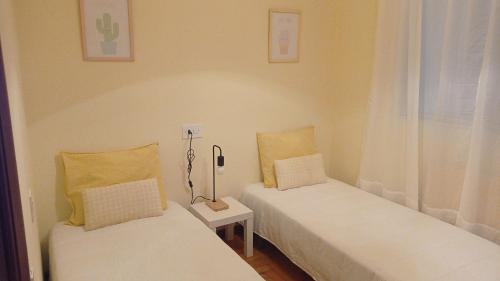 a room with two beds and a window at Ribeira Sacra 2 O Saviñao in Villasante