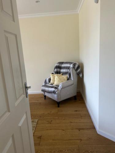 a hallway with a chair in a room at Casa Del Mar in Ponta do Sol