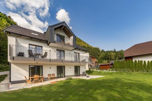 Großes Haus mit Balkon und Hof in der Unterkunft Fine Stay Apartments in Žirovnica