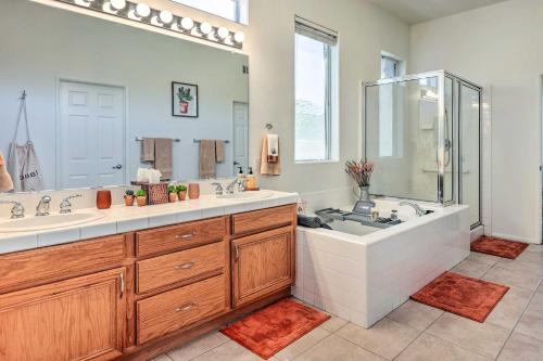Ένα μπάνιο στο Private Pool and Patio Luxe Palm Desert Retreat