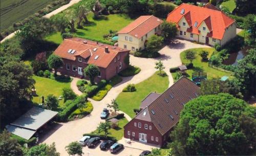 an aerial view of a large house with a driveway at Hein-Sonnenschein in Wulfen auf Fehmarn