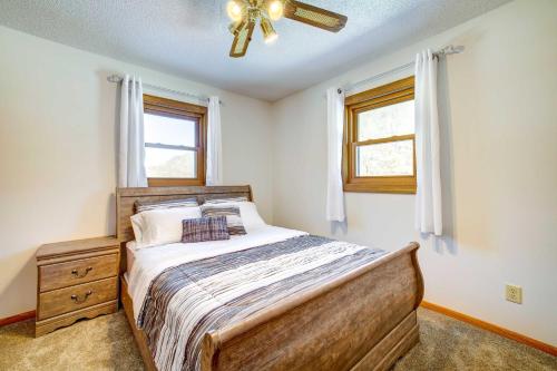 Postel nebo postele na pokoji v ubytování Rural Readstown House with Deck and Grill