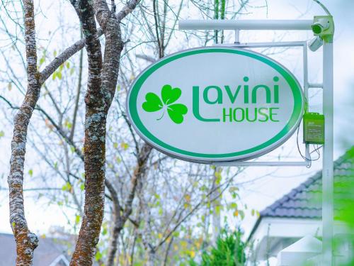 un panneau pour une maison lymluana suspendue sur un arbre dans l'établissement Lavini House, à Đà Lạt