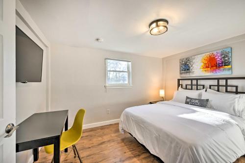 Dormitorio con cama, escritorio y TV en Bay Shore Vacation Rental about 7 Mi to the Beach, en Bay Shore