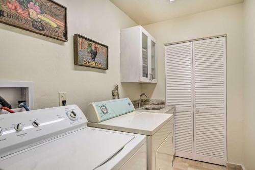 een keuken met een witte wastafel en een vaatwasser bij 6 Mi to Dtwn Cape Coral Home with Spacious Lanai! in Cape Coral