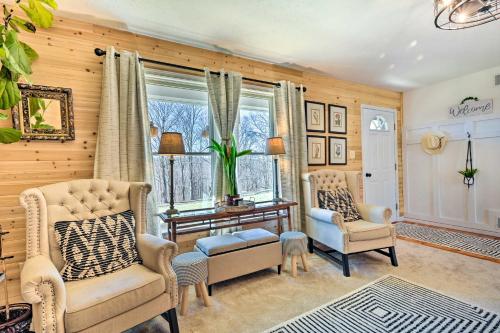 Χώρος καθιστικού στο Berkeley Springs Vacation Home with Fire Pit!