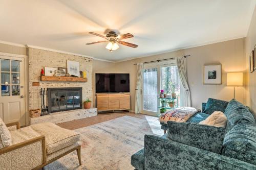 Φωτογραφία από το άλμπουμ του Spacious Stone Mountain Home with Fire Pit σε Stone Mountain