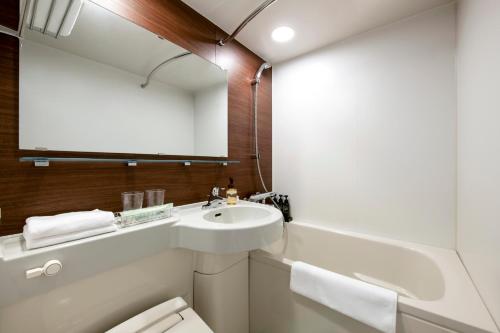 大阪的住宿－捷絲旅大阪心齋橋館，一间带水槽、卫生间和镜子的浴室