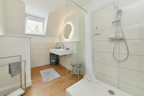 een badkamer met een douche en een wastafel bij Fewo am Gestade 1 in Bernkastel-Kues