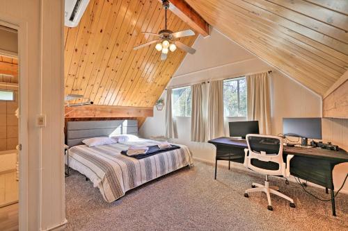 Katil atau katil-katil dalam bilik di Pine Mountain Lake Cabin with Grill!