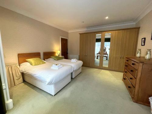 um quarto com duas camas e uma cómoda em Pass the Keys Beautiful Period Property in Central Location em Maxwelltown