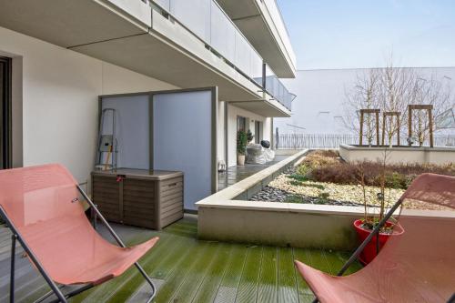 une chambre avec des chaises et un bureau sur un balcon dans l'établissement Appartement Corselle - Welkeys, à Mouvaux