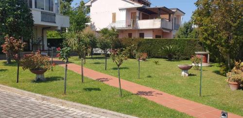 L20 Grazioso bilocale con giardino