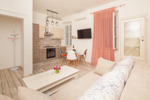 un salon avec un canapé et une table dans l'établissement Main Square Apartment, à Pula
