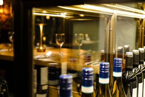貝圖瑟科伊德的住宿－古易迪爾酒店，柜台上放着一束葡萄酒