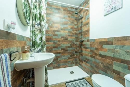een badkamer met een wastafel en een toilet bij Villa Paulito El Roque in Agüimes