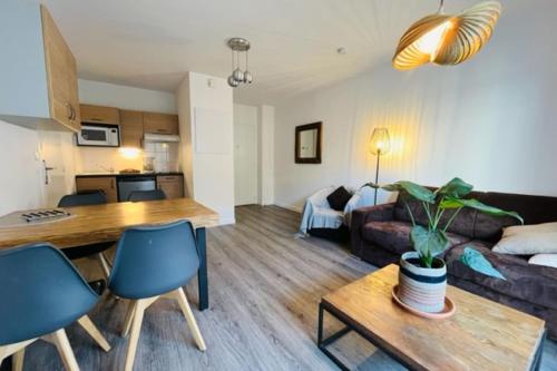 Kuchyňa alebo kuchynka v ubytovaní Spacious and very central apartment with garden