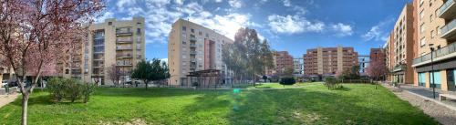 een park in het midden van een stad met hoge gebouwen bij Casa Silvia in Pescara