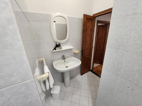 ein Bad mit einem Waschbecken und einem Spiegel in der Unterkunft Raggio di sole in Levanto