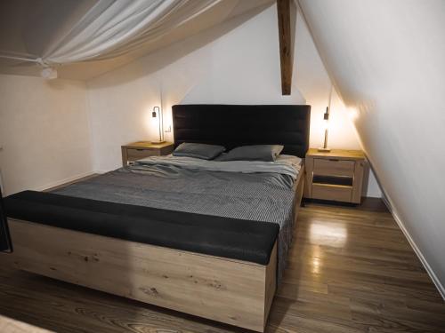 - une chambre avec un lit et 2 tables de chevet dans l'établissement Dwupoziomowy Apartament Królowej Jadwigi 3, à Bydgoszcz