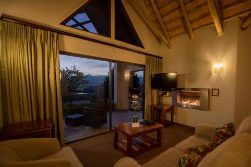 a living room with a couch and a fireplace at Montusi Mountain Lodge in Bonjaneni