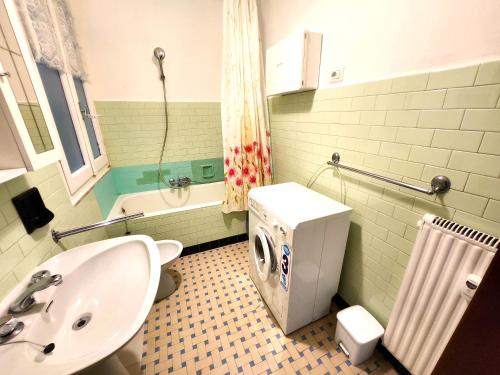Un baño con lavabo y lavadora. en Appartamento Gambero Rosso, en Levanto