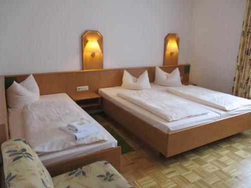 Giường trong phòng chung tại Hotel & Gästehaus Krone
