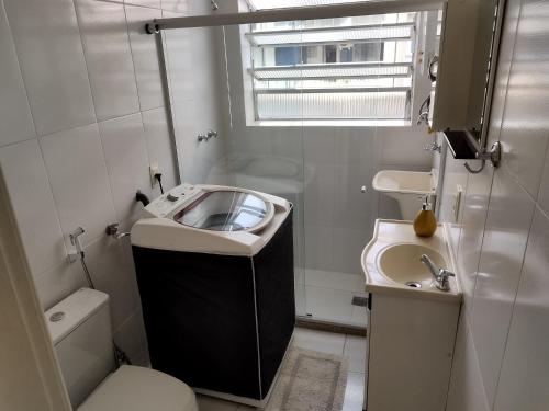 een kleine badkamer met een wastafel en een toilet bij Boemia Carioca Lapa in Rio de Janeiro