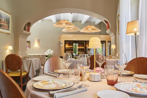 jadalnia ze stołem z talerzami i kieliszkami w obiekcie Hôtel de Charme Bello Visto w mieście Gassin