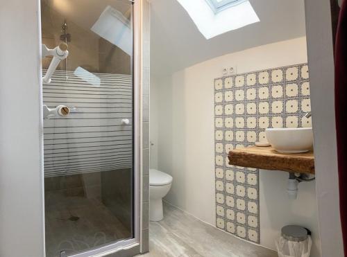 ein Bad mit einer Dusche, einem WC und einem Waschbecken in der Unterkunft chambre avec SDB privative, salon et cuisine partagés 