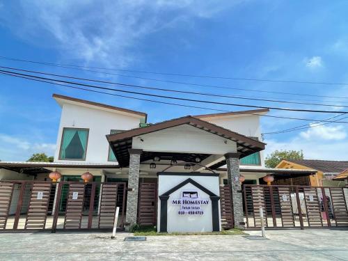 een gebouw met een bord ervoor bij MR Homestay HotelStyle Room Teluk Intan in Teluk Intan