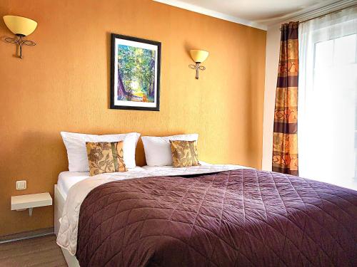 a bedroom with a large bed with a window at Ferienwohnungen Haus Sommerlust in Kühlungsborn