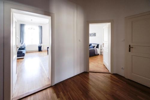 Habitación vacía con espejo y dormitorio en Modern Apartment Riegrovy sady, en Praga